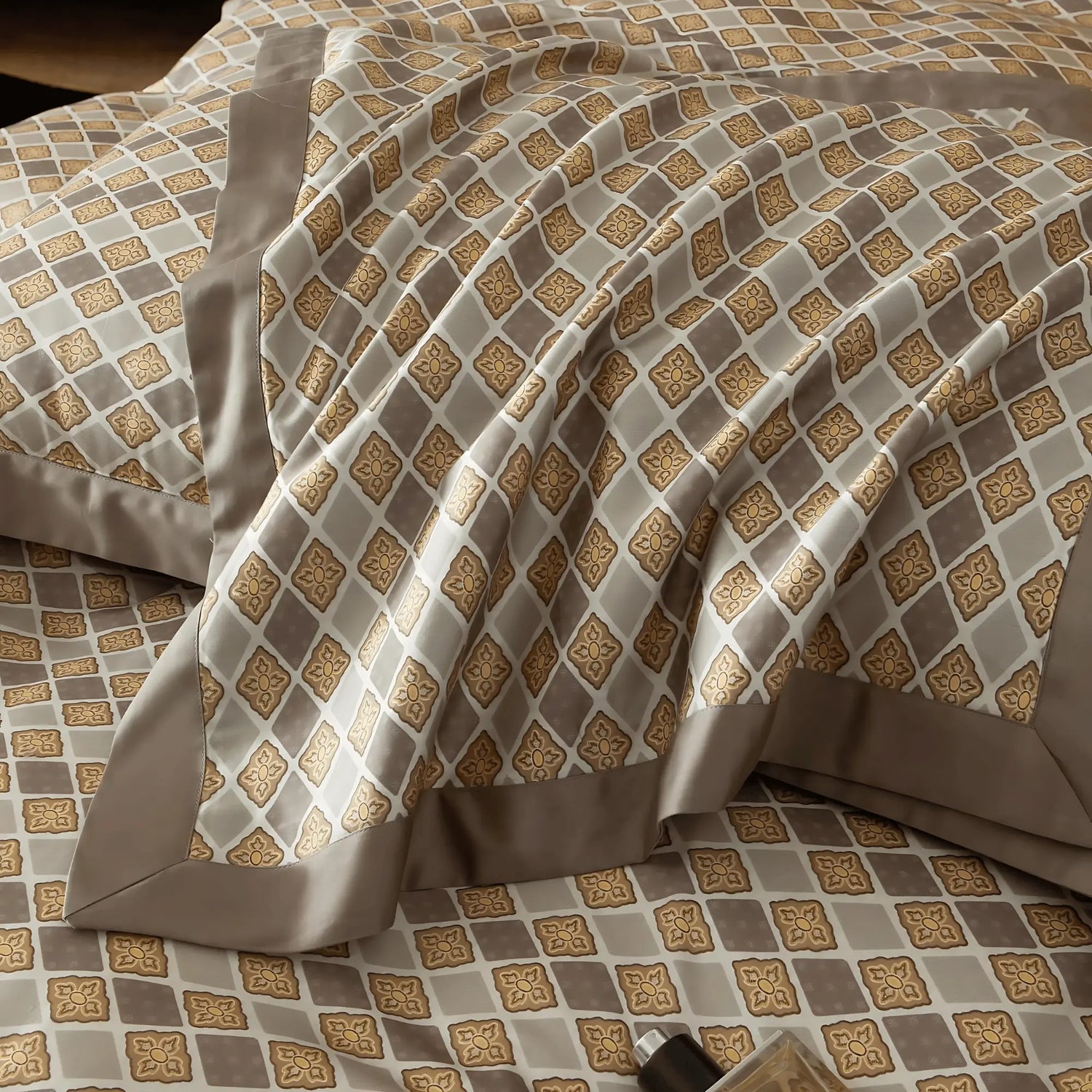 MOCHA DIAMOND ELEGANCE 1000 THREAD COUNT DUVET COVER & SHAMS