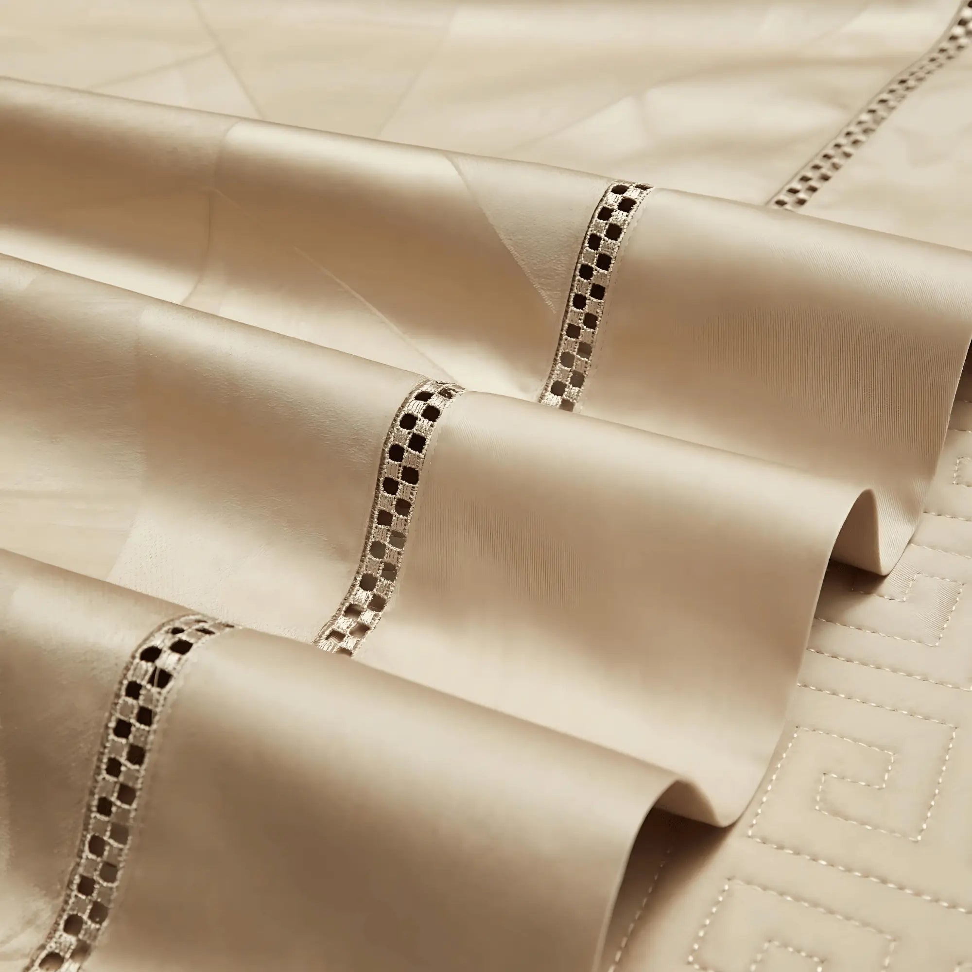 CHAMPAGNE ELEGANCE 1400 THREAD COUNT DUVET COVER & SHAMS