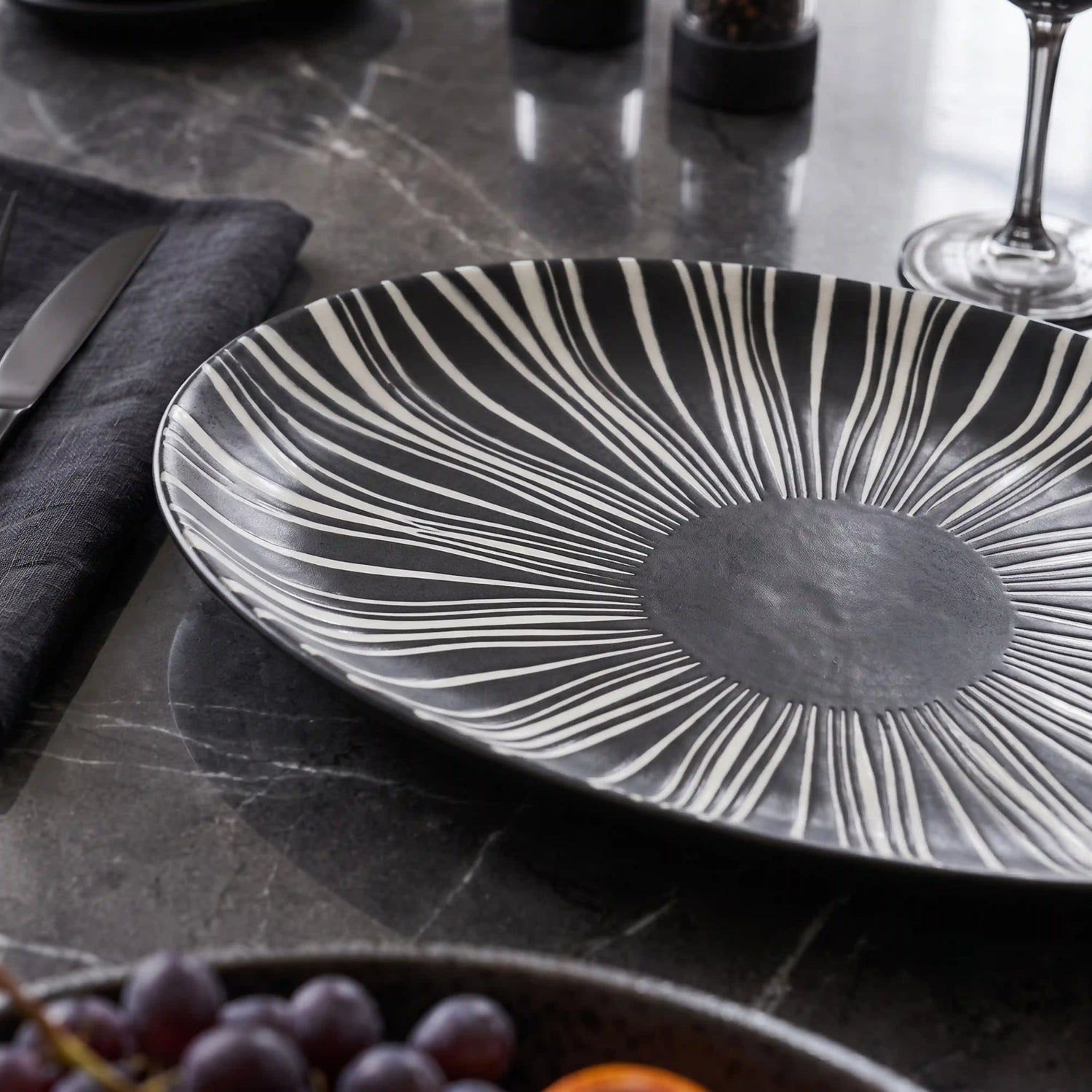 ZAPHIRE BELMONT NOIR OVAL PLATE